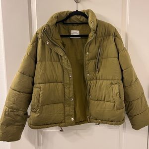Urban Outfitters Olive Green Puffer Jacket (no hood) Size Small